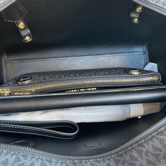 Micheal Kors purse and wallet - Picture 10 of 11